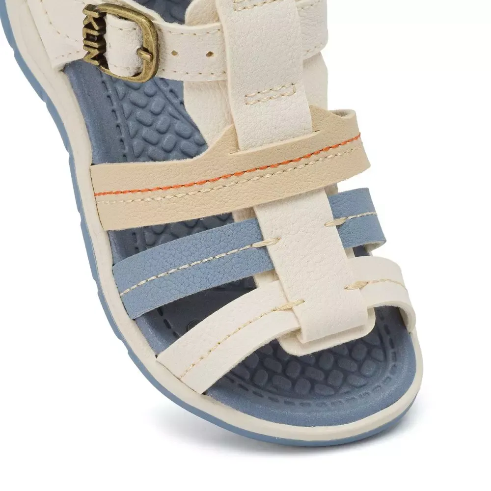 Detalhe do fechamento em fivela da papete infantil Klin off white azul